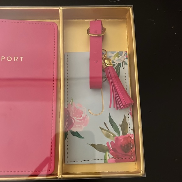 Eccolo Passport and Luggage Tag “J” Gift Set - Picture 4 of 5